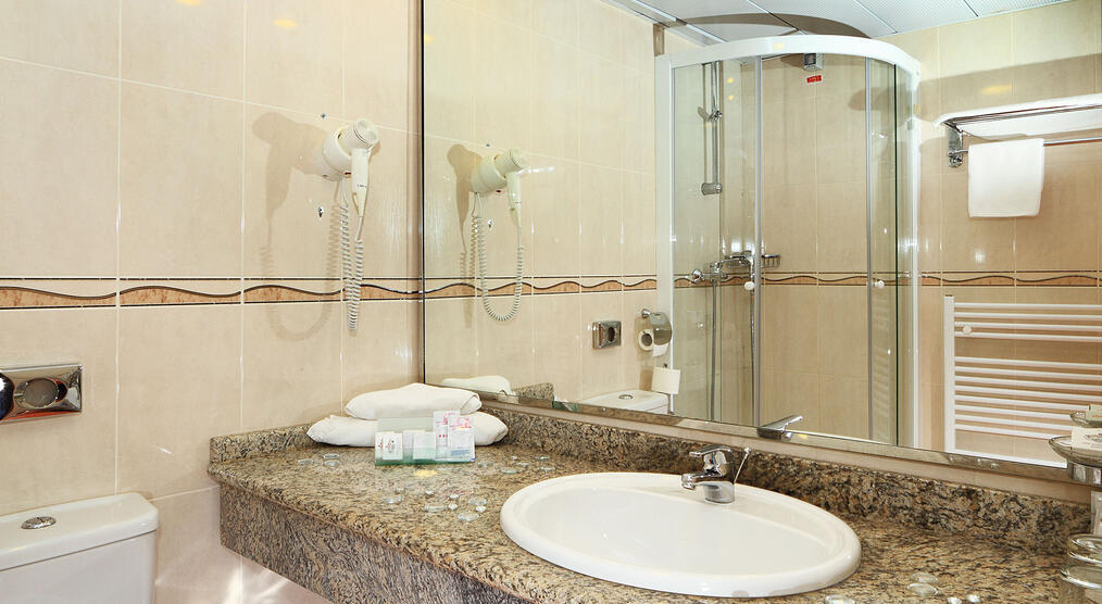 Badezimmer mit Dusche