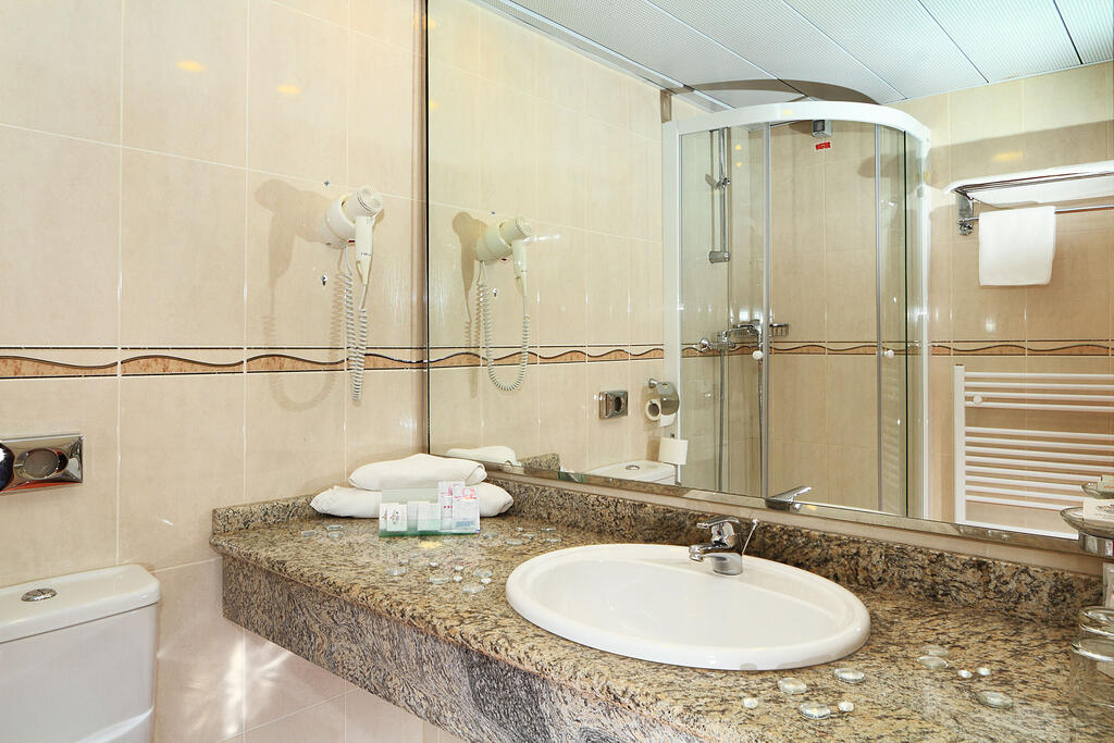 Badezimmer mit Dusche