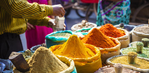 Gewürze und Kräuter auf indischem Markt