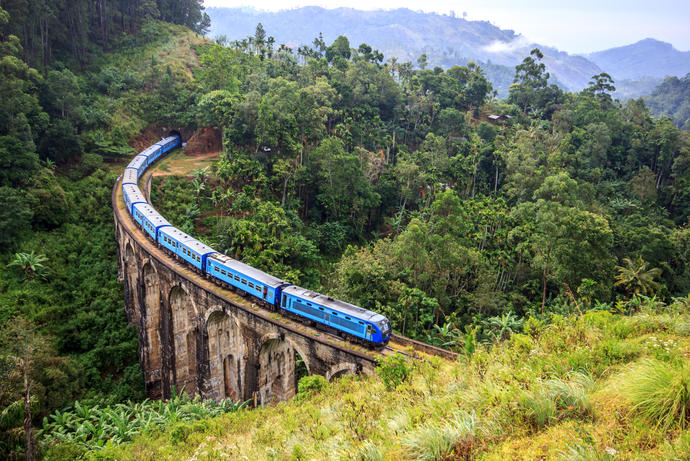 Zug durch den Urwald Sri Lankas