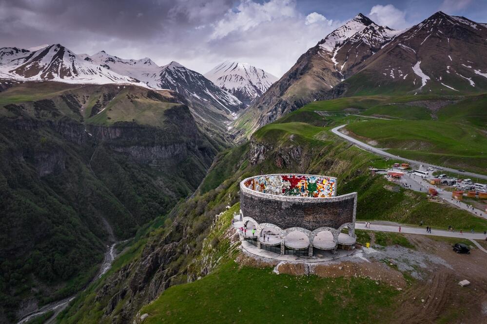 Freundschaftsmonument und die umliegende Berglandschaft