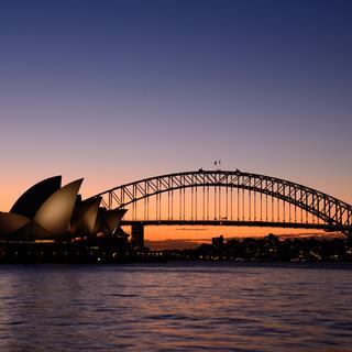 Harbour Bridge mit Opera House bei Sonnenaufgang 