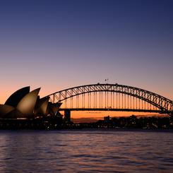 Harbour Bridge mit Opera House bei Sonnenaufgang 