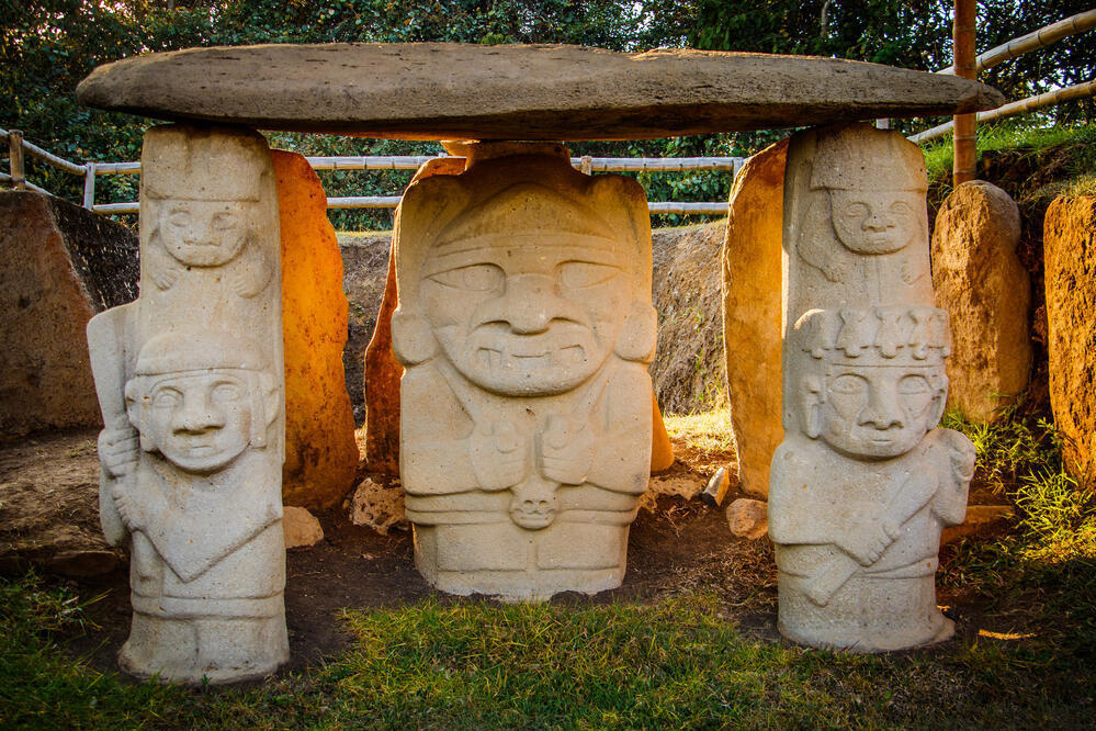 Präkolumbianische Steinskulpturen im Archäologischen Park