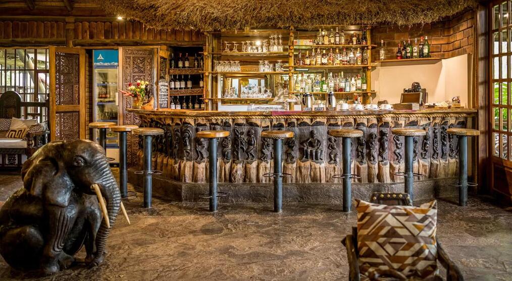 rustikale Bar in der Arumeru Lodge in Tansania