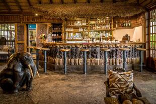 rustikale Bar in der Arumeru Lodge in Tansania
