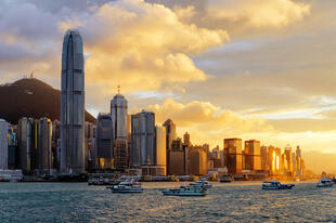 Skyline von Hongkong in der Dämmerung
