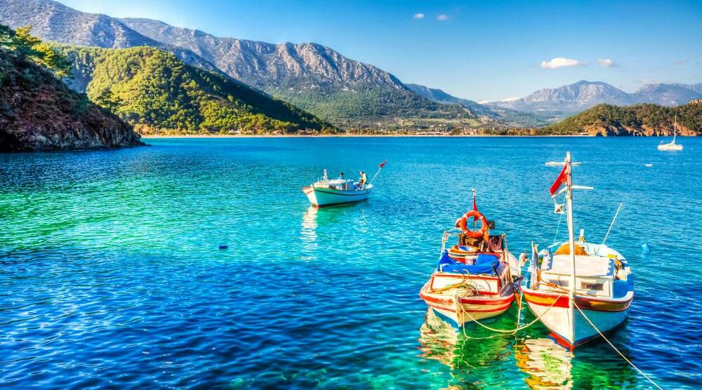 Bucht von Adrasan mit Booten bei Türkei Reisen