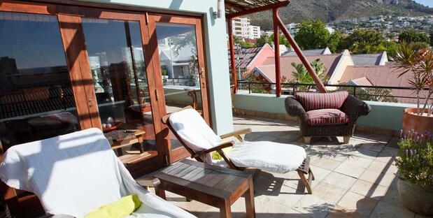 Liegen zur Entspannung auf der Terrasse