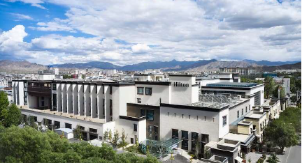 Außenansicht des Hilton Shigatse Hotels