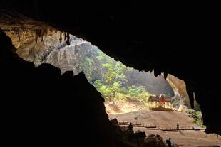 Ein Tempel in einer Höhle in Vietnam