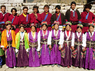 Traditionell gekleidete Nepalesen