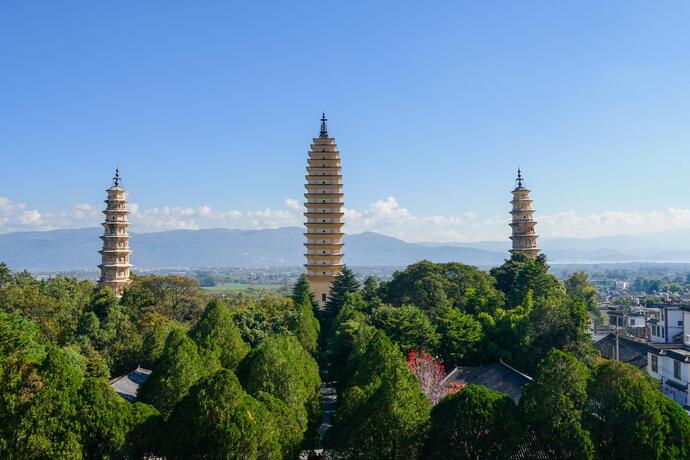 Blick auf drei Pagoden im Chongsheng-Tempel in Dali 