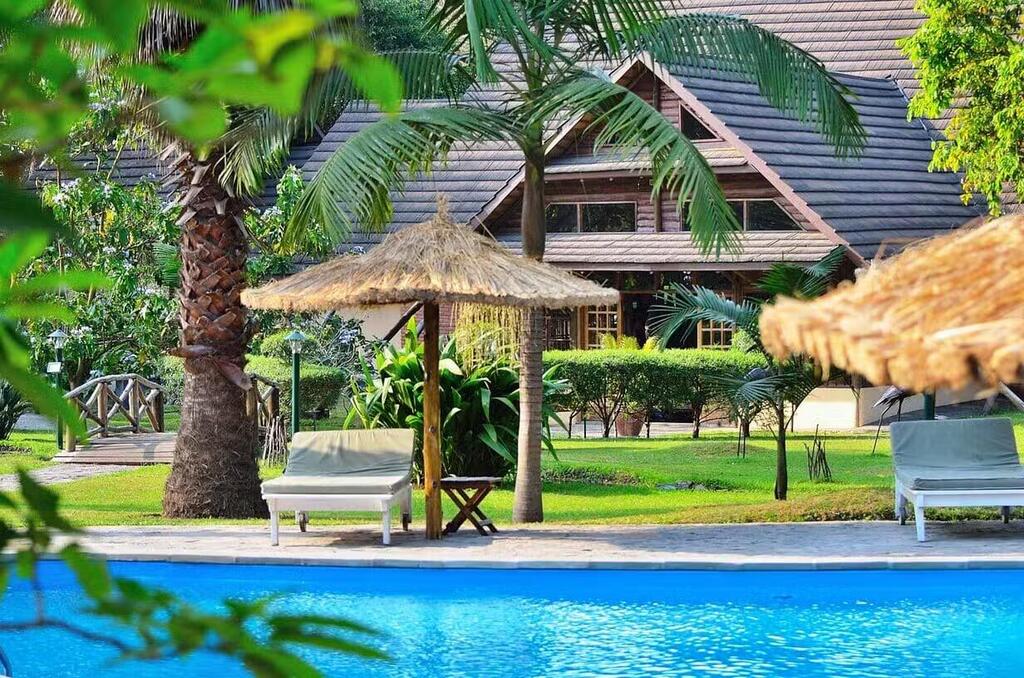 Gartenansicht der Arumeru Lodge