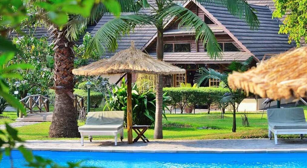 Gartenansicht der Arumeru Lodge