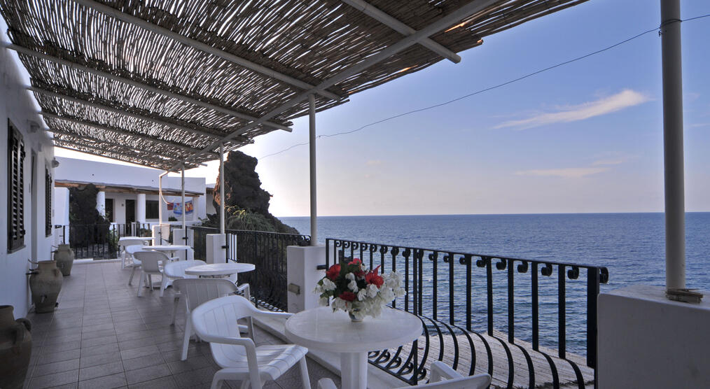 Hotelterrasse mit Meerblick
