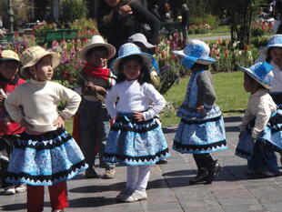 Mädchen mit peruanischer Tracht in Cusco