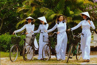Frauen mit Fahrrädern 