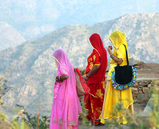Indische Frauen in traditioneller Kleidung
