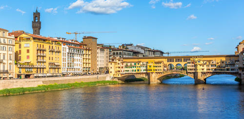 Die Ponte Vecchio über dem Arno in Florenz