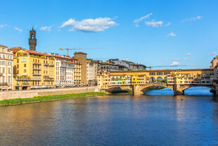 Die Ponte Vecchio über dem Arno in Florenz