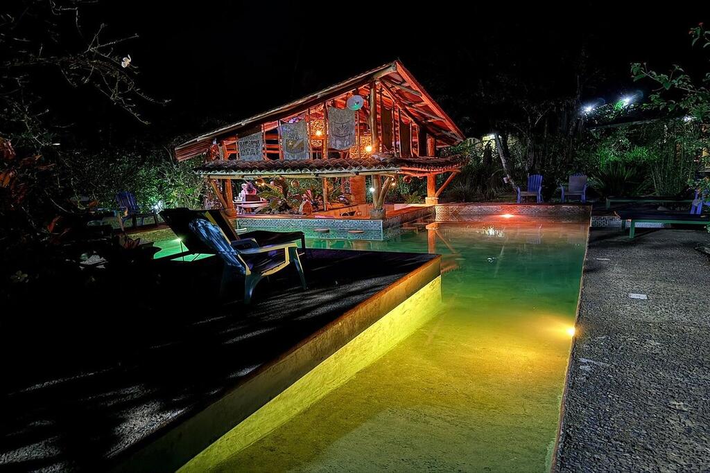 Pool bei Nacht