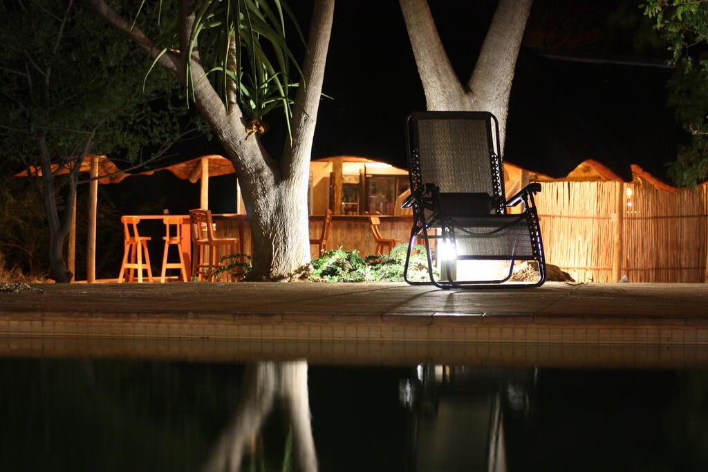Pool bei Nacht