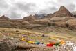 Ein beeindruckender Blick auf den heiligen Berg Kailash während der rituellen Kora (Yatra), der Pilgerumrundung.