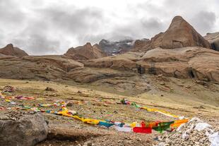Ein beeindruckender Blick auf den heiligen Berg Kailash während der rituellen Kora (Yatra), der Pilgerumrundung. 