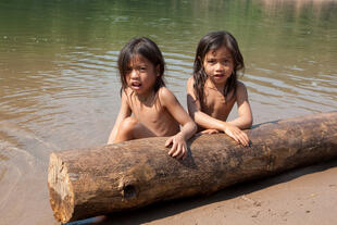 Kinder am Nam Ou Fluss