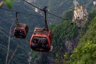 Panorama-Seilbahnfahrt zum Tianzi-Gebirge im Nationalpark Zhangjiajie