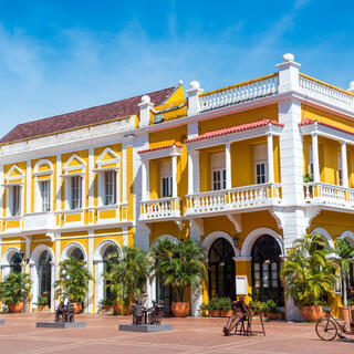 Weiß-gelbes Kolonialgebäude im historischen Zentrum von Cartagena