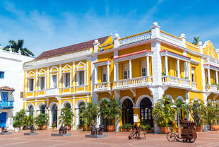 Weiß-gelbes Kolonialgebäude im historischen Zentrum von Cartagena
