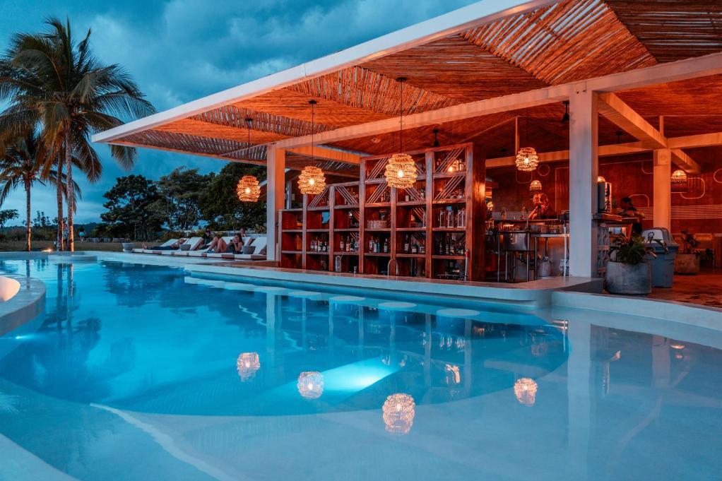 Außenpool mit Poolbar
