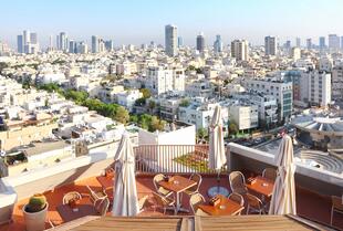 Blick über Tel Aviv von einem kleinen Dachcafé aus