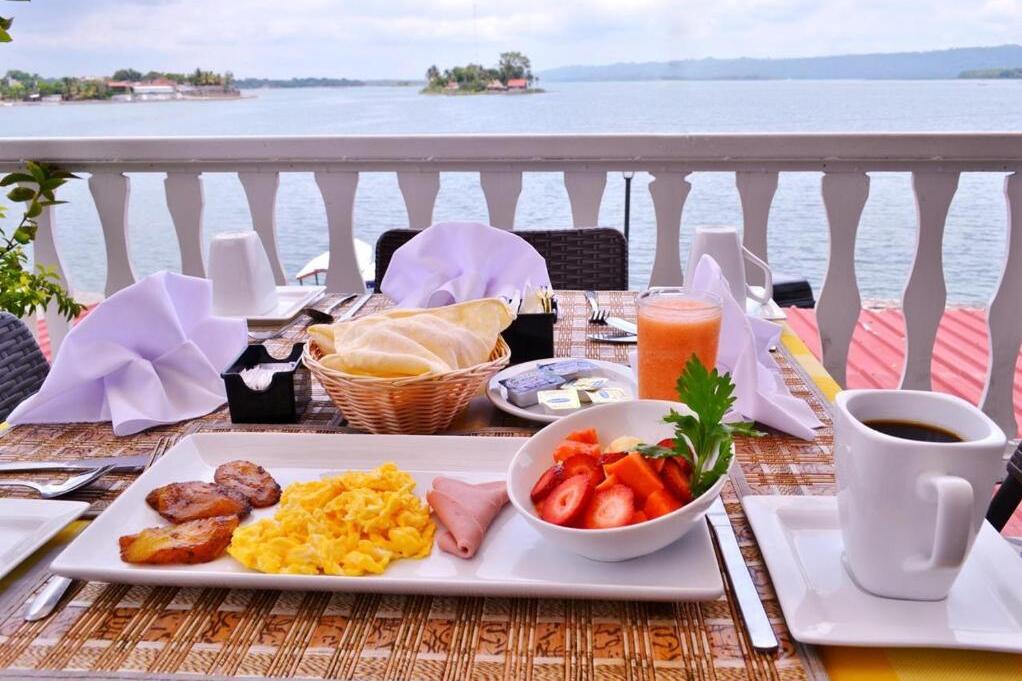 Frühstück am Wasser 
