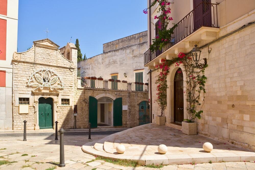 Helle Kalksteinhäuser in Trani 