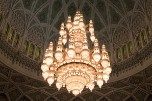 Kronleuchter in der Sultan Qaboos Moschee