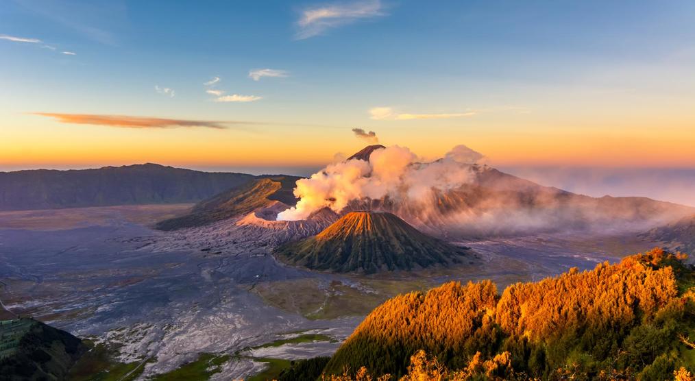 Vulkan Bromo im Sonnenuntergang auf Java, Indonesien