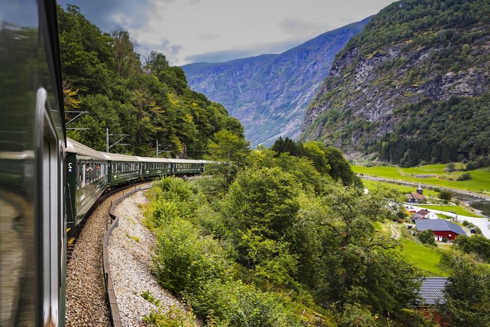 mit der Flåmsbahn durch Berglandschaften