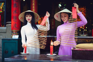 Vietnamesische Frauen in traditionellen Kleidern