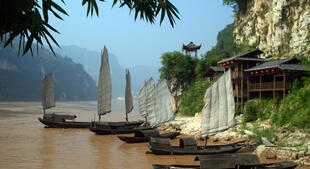 Boote des Stammes der Drei Schluchten am Yangtze
