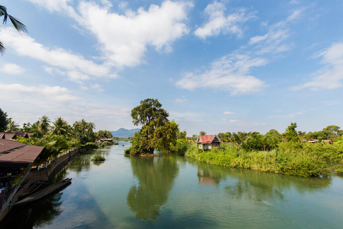 Zu sehen ist die Betonbrücke, diese verbindet die Inseln Don Khon und Don Det im Süden von Laos. 