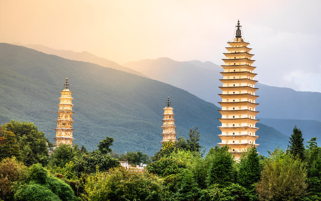 Blick auf die drei Pagoden des Chongsheng-Tempels in Dali 