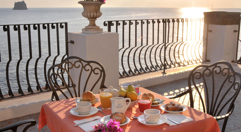 Frühstück auf der Hotelterrasse
