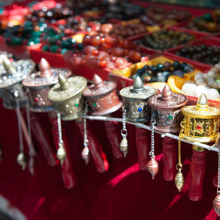 Gebetsmühlen und Armbänder am Marktstand