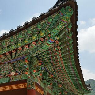 Bunte Verzierungen an Tempel