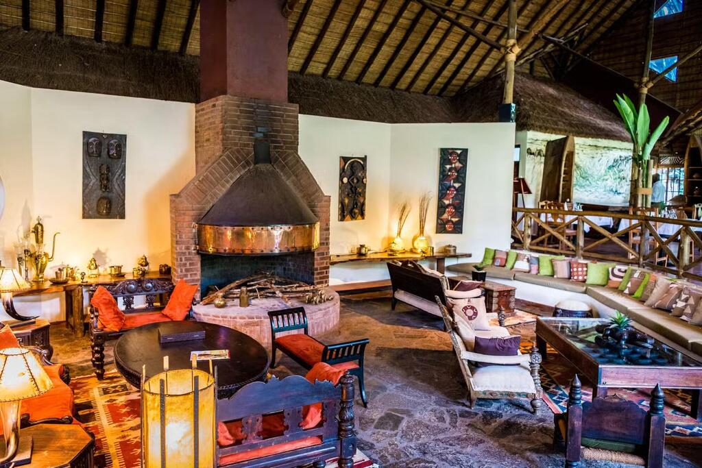 Gemeinschaftsraum in der Arumeru Lodge in Tansania