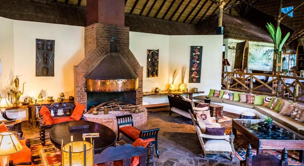 Gemeinschaftsraum in der Arumeru Lodge in Tansania