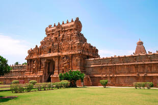 Rajarajan Tiruvasal und Schutzmauer des Brihadisvara Tempels